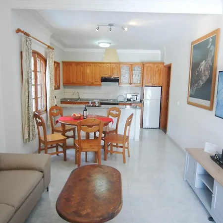 In Puerto Del Carmen Sleeps 5 Includes Swimming Pool 빌라 푸에르토 델 카르멘